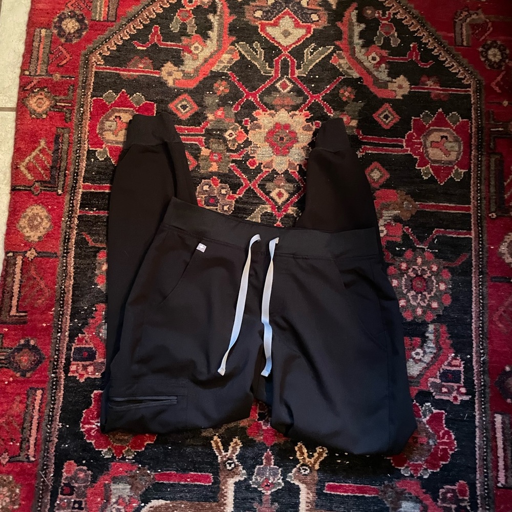 Black Figs Jogger scrubs - size small